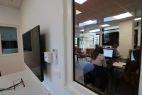 Photo d'une salle de travail collaboratif